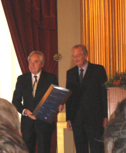 Nhà văn Cees Nooteboom nhận giải Văn chương Hòa ngữ 2009 từ vua Bỉ. Ảnh Cao Xuân Tứ