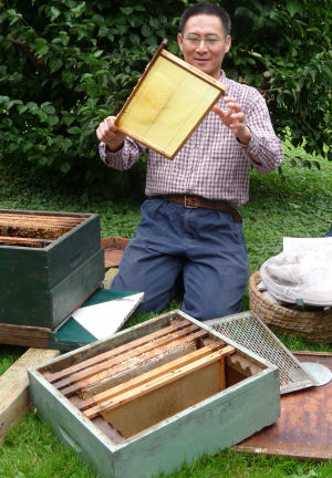 Demonstratie door imker Nguyen Thanh Hung