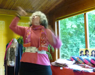Verhaalvertelster Mary Sue Siegel in actie vóór de kraam van Mirjam Letsch